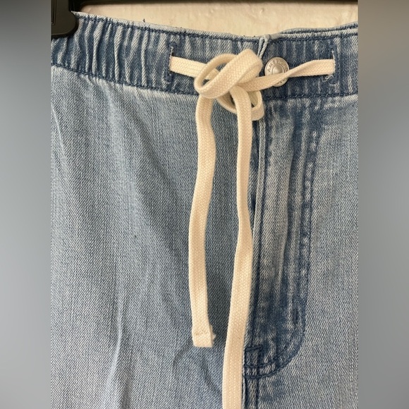 AE Stretch Low-Rise Ultra Wide-Leg Light Wash Pull-On Jean, Elastic Waist; XL - Picture 2 of 11